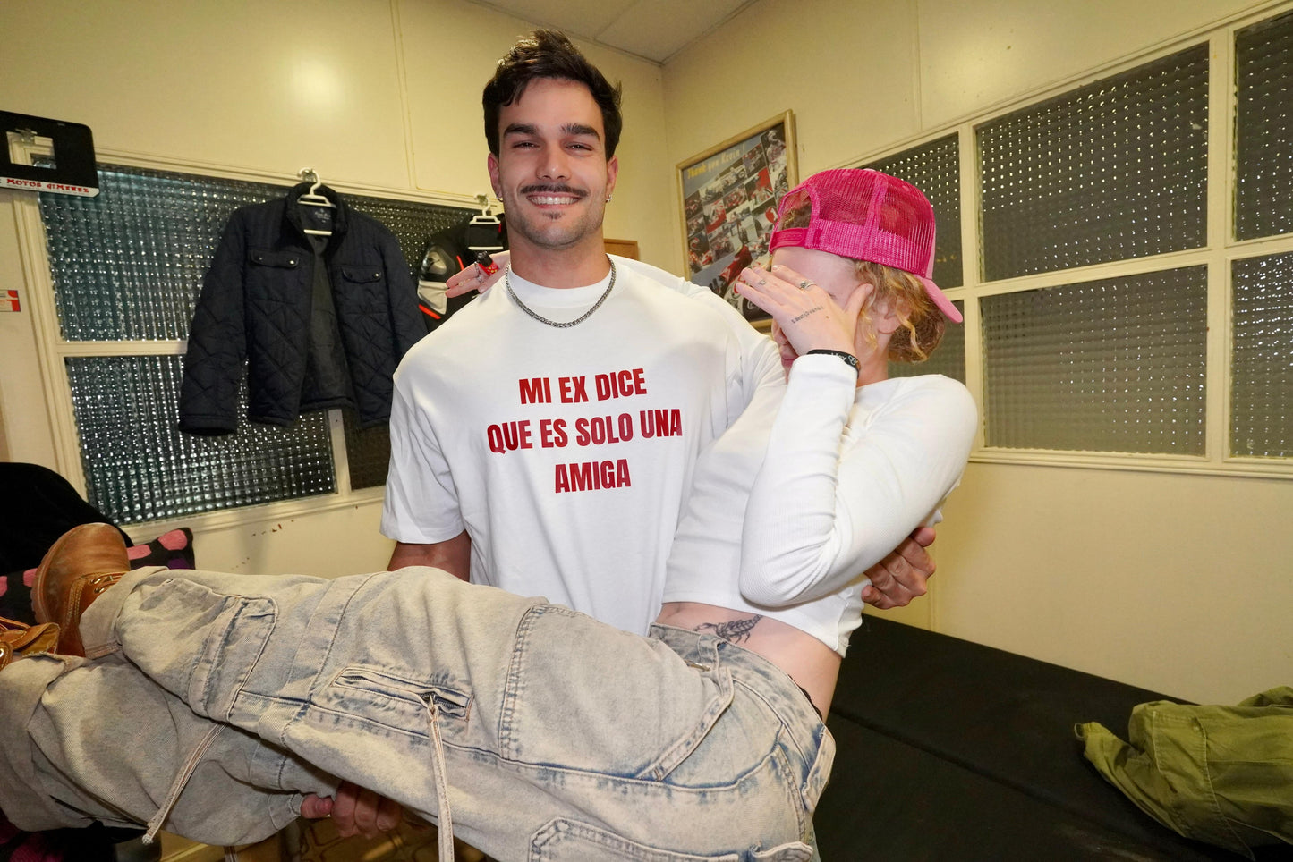 CAMISETA "ES SOLO UNA AMIGA"