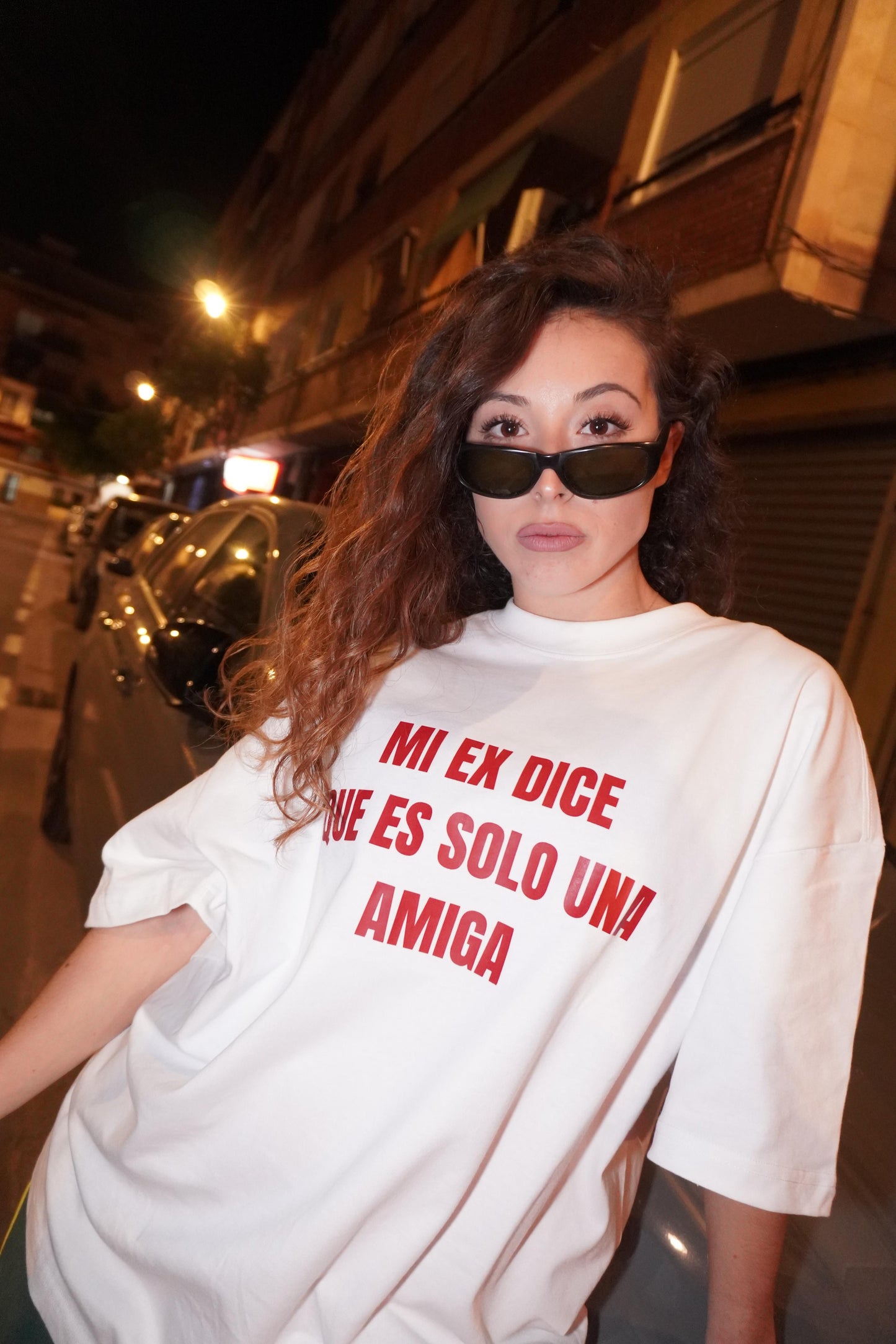 CAMISETA "ES SOLO UNA AMIGA"