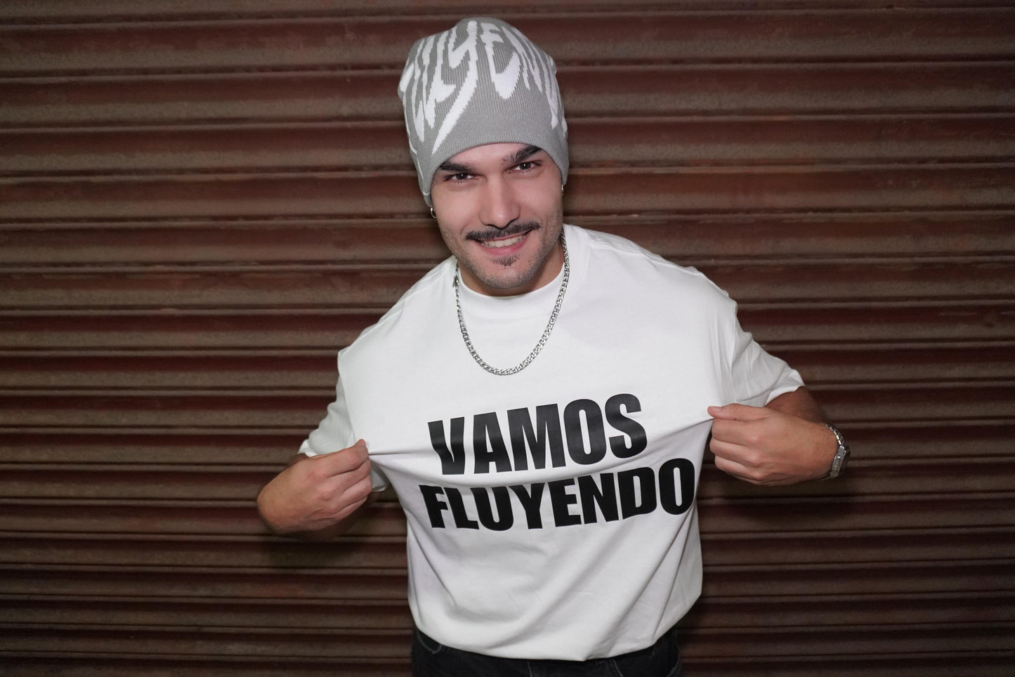 GORRO "FLUYENDO" GRIS